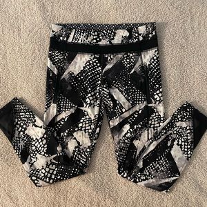 Lululemon leggings with mesh inserts. Size 6